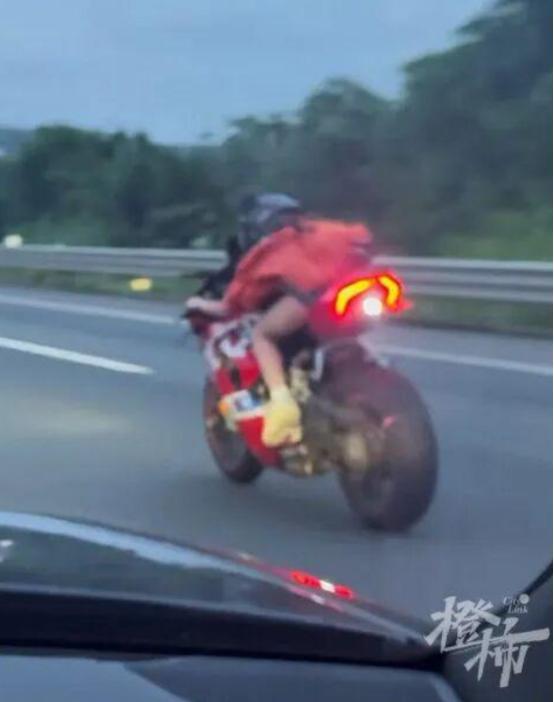 G15沈海高速，一名年轻女孩，骑红色杜卡迪Panigale V2狂飙。时速表从2