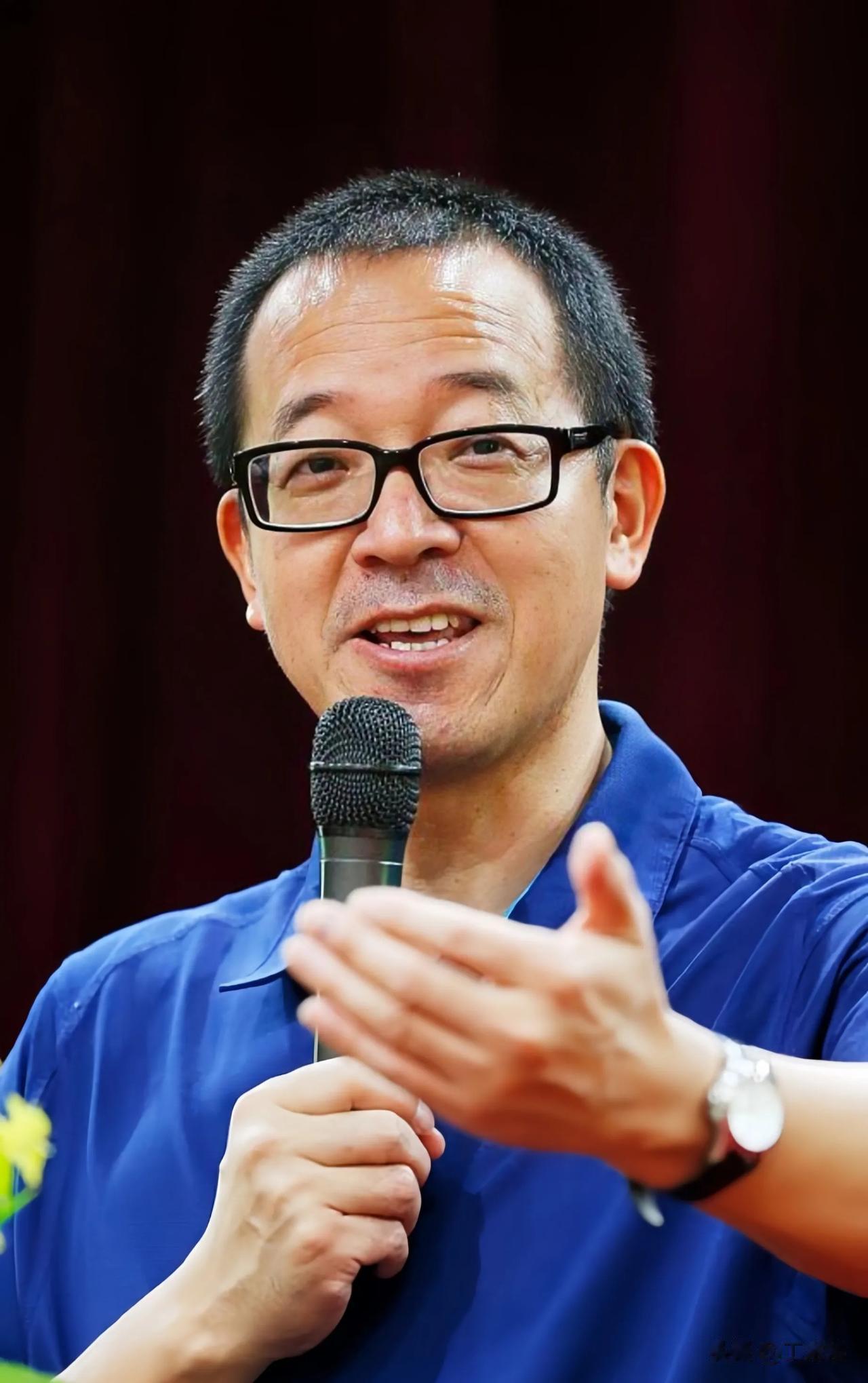 2000年，新东方赚的盆满钵满，徐小平、王强和俞敏洪因为利益争执不下，正在这时，