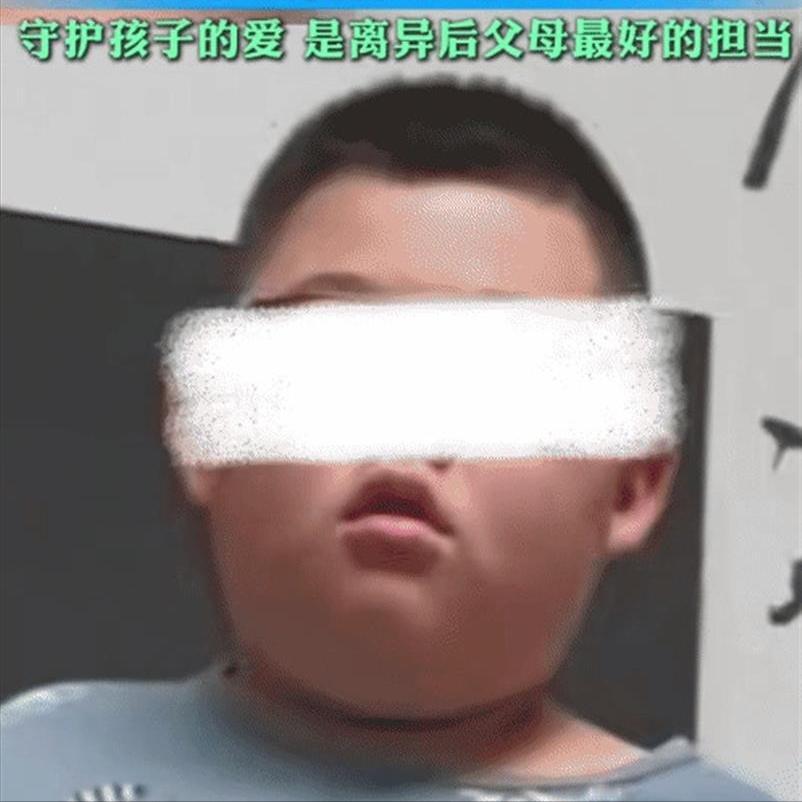 离婚后孩子还能这么懂事？ 山东8岁男孩用压岁钱给妈妈订蛋糕。
父母离异后他跟着爸