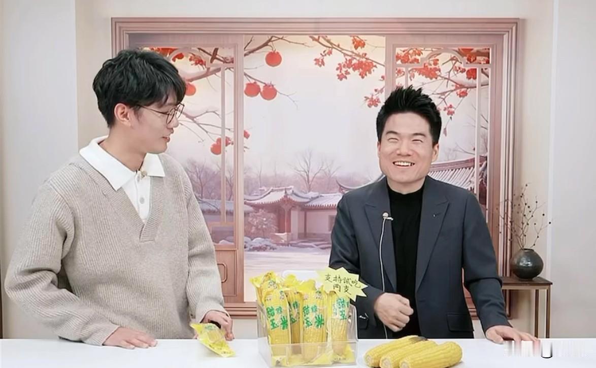 很少见董宇辉直接反驳消费者
昨晚直播时他没忍住[偷笑]
有人想要他身上的衣服，让