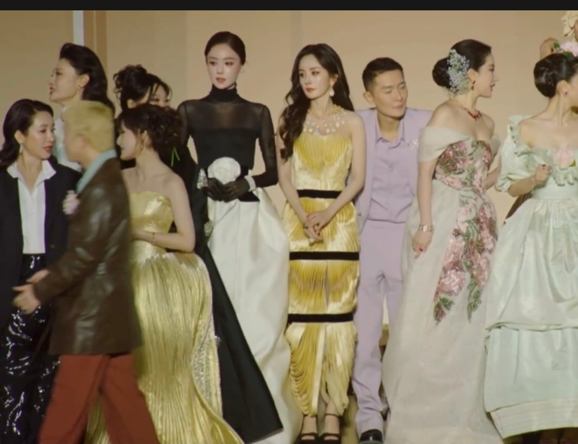 娜扎一把拉过杨幂娜扎和杨幂都是大美女，但是我想问的是杨幂旁边提裤子的那个男的是谁
