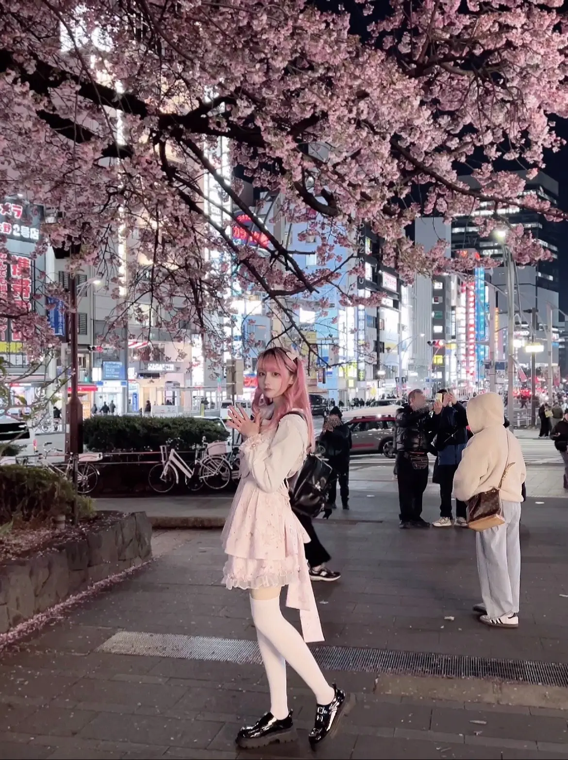 在上野樱花树下结果被游客疯狂合照是……