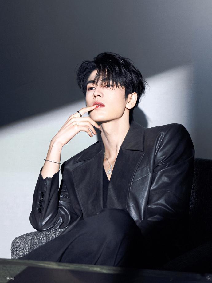 张凌赫 daddy级别 张凌赫的daddy感太戳人了，完全是daddy级别！不管