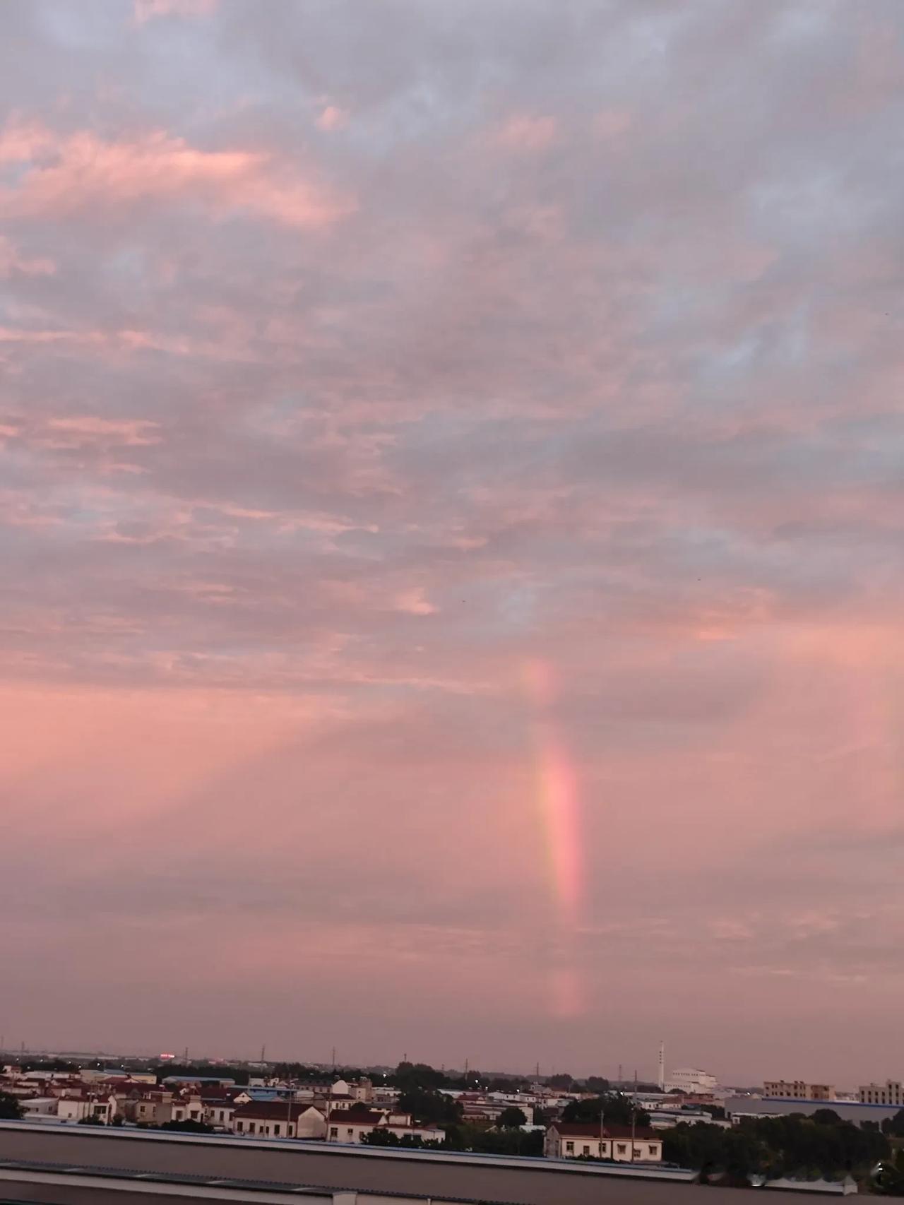 晚霞中彩虹🌈。
晚霞映满天，
彩虹居天边。
美景景中景，
生活好上好。
心情更