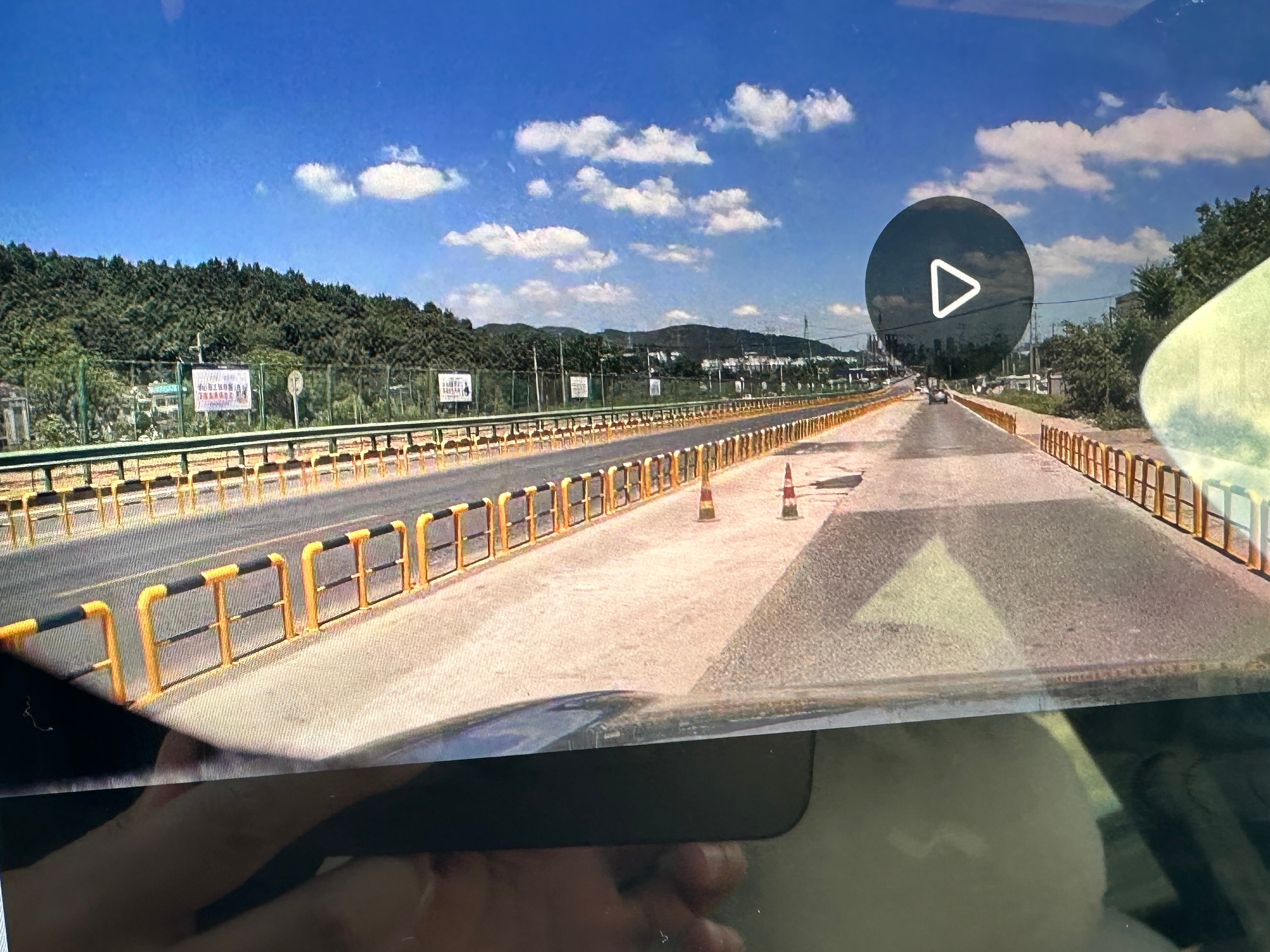 乐道智驾遇到修路，水马切道避让锥桶都很自然，在单orinx芯片的车里算强的吧？ 