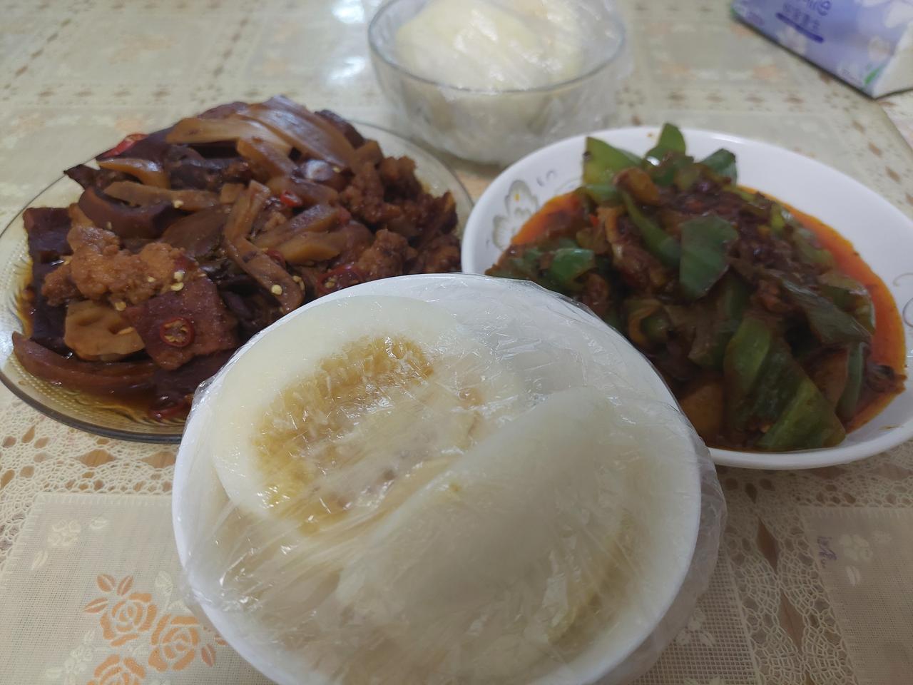 这是今天的第一个微头条。

今天，外面是“哗哗哗”下雨，我是悄没声地在家睡觉。