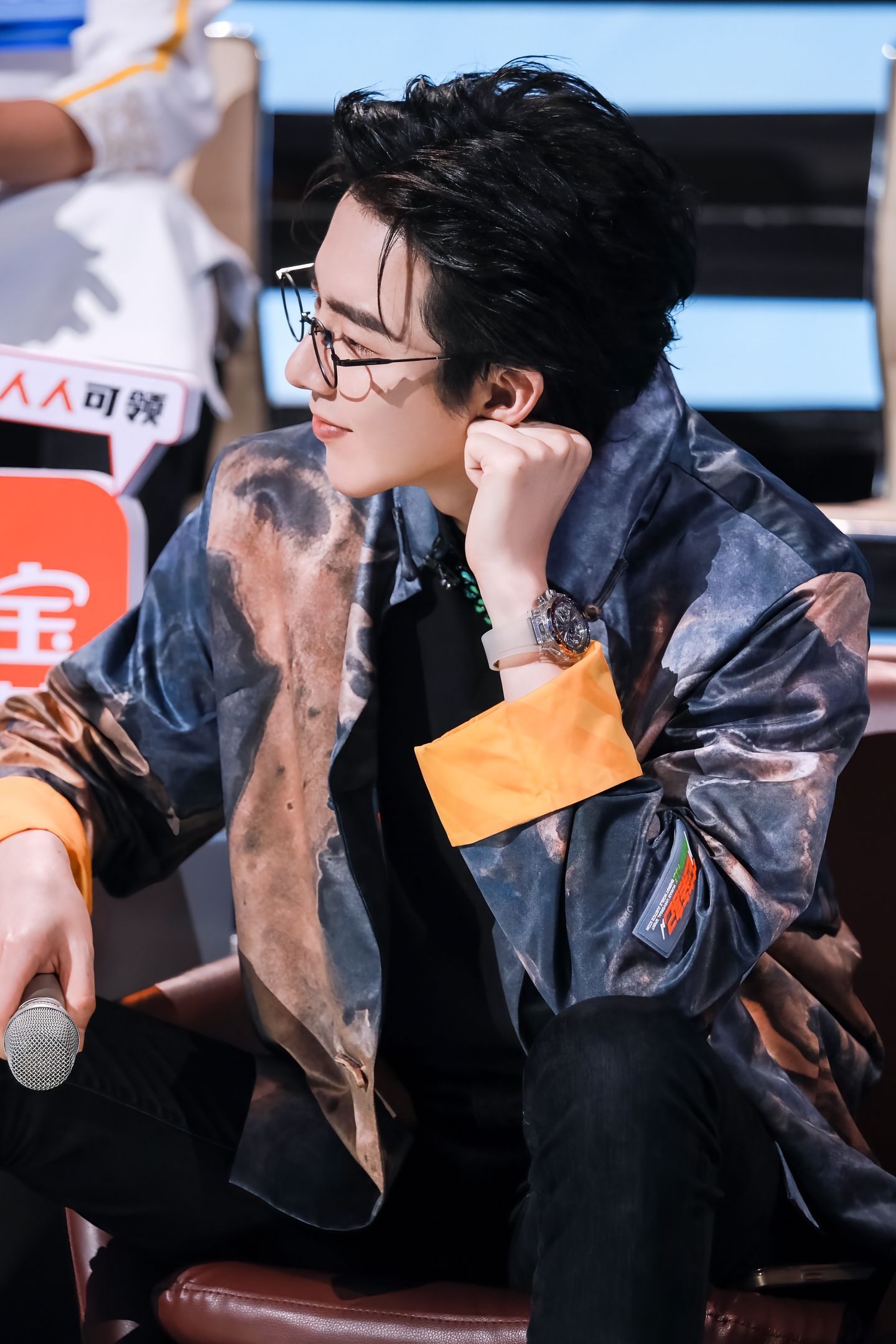 刘宇宁梳背头一直都很好看，把整张脸全露出来，线条干干净净的，一点不油腻，越看越帅