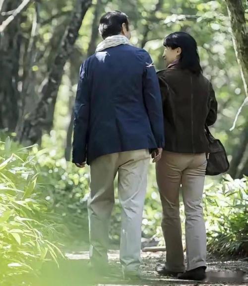 民警家暴妻子致死曾多次写保证书—好一个"执法者"的打卡清单。看守所民警高某，闪婚