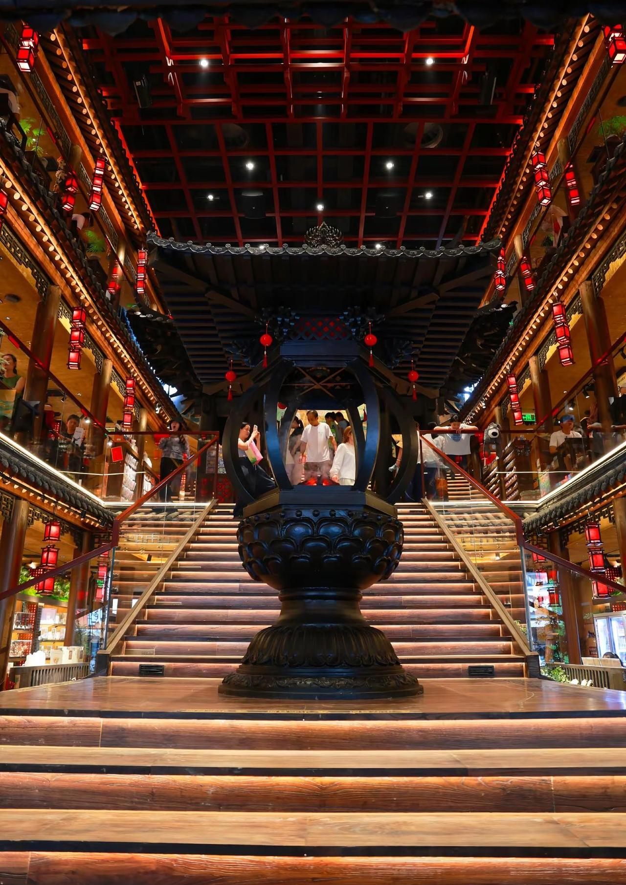 嘉美文趣舍。嘉美文趣舍，满满的中原国风氛围感。多层中式楼阁错落有致，红灯笼点缀其