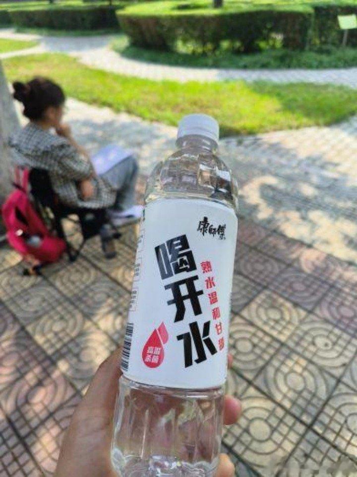 #开学就要喝开水# 大中午的下课，终于遇到阴凉地了，火速来喝上一口甘甜的喝开水解