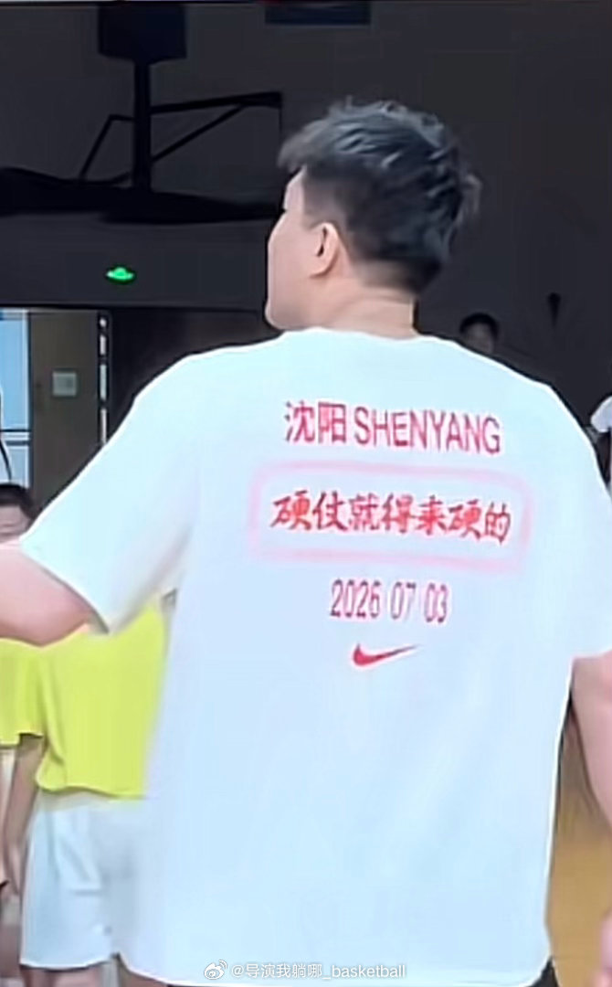 现在回头一看NIKE设计的这个T恤太讽刺了