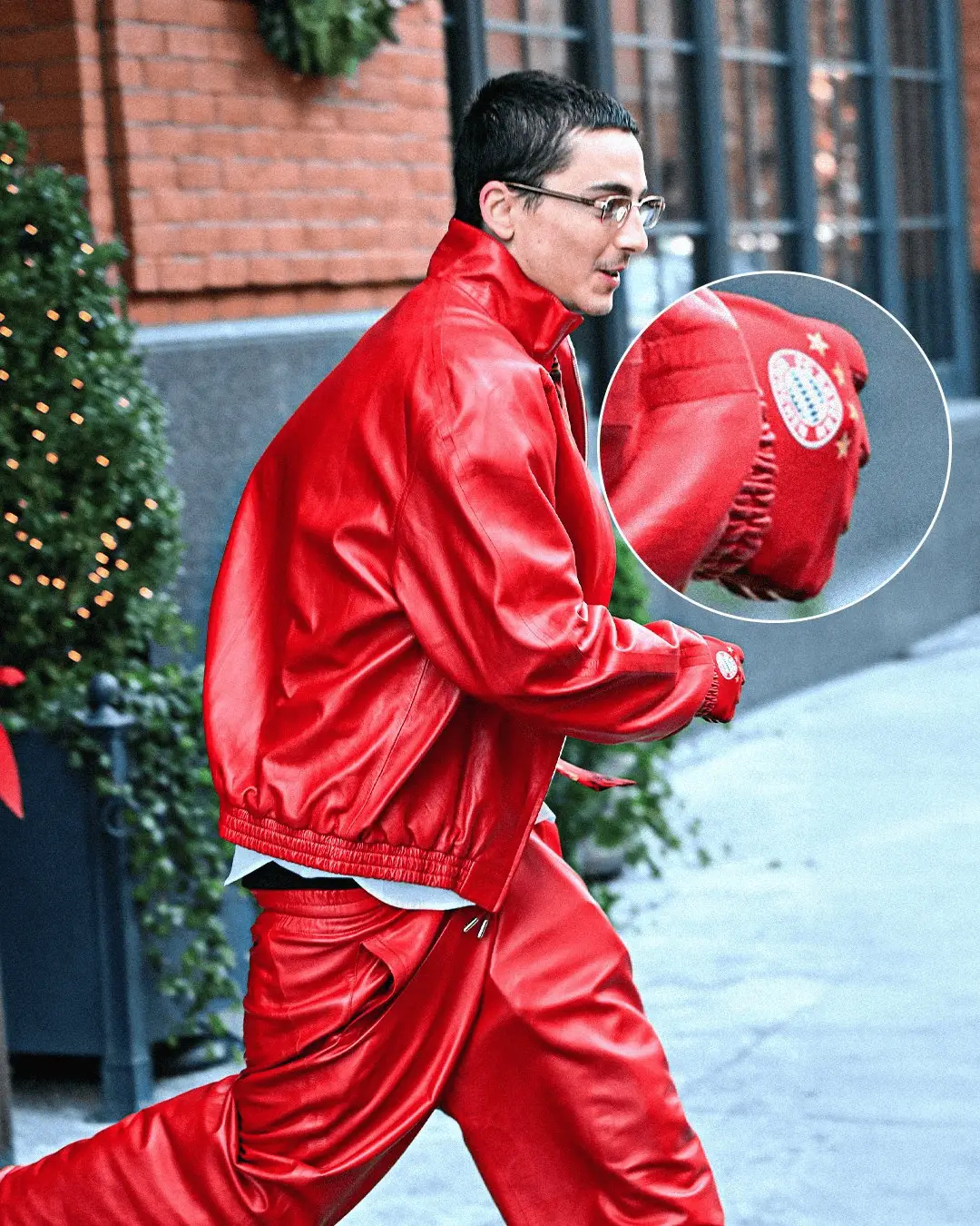 近日，记者拍到好莱坞明星“甜茶”提莫西-沙拉梅在纽约出行，他的全身衣着全部为红色