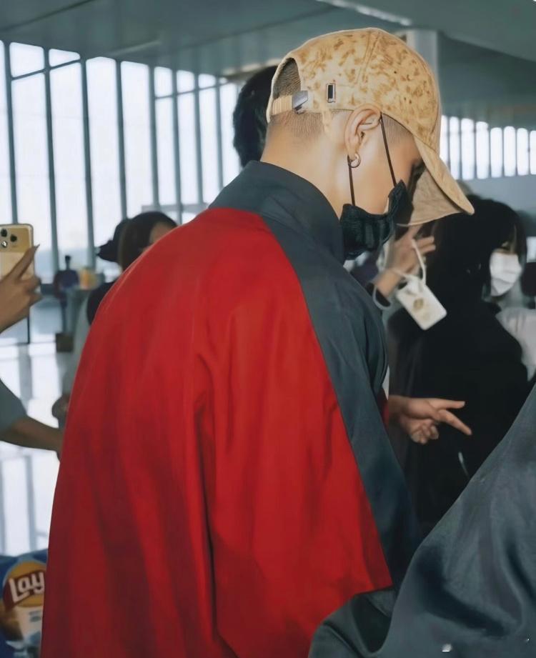鹿晗寸头 据说是为了演唱会养头发不管了先期待娱乐八卦