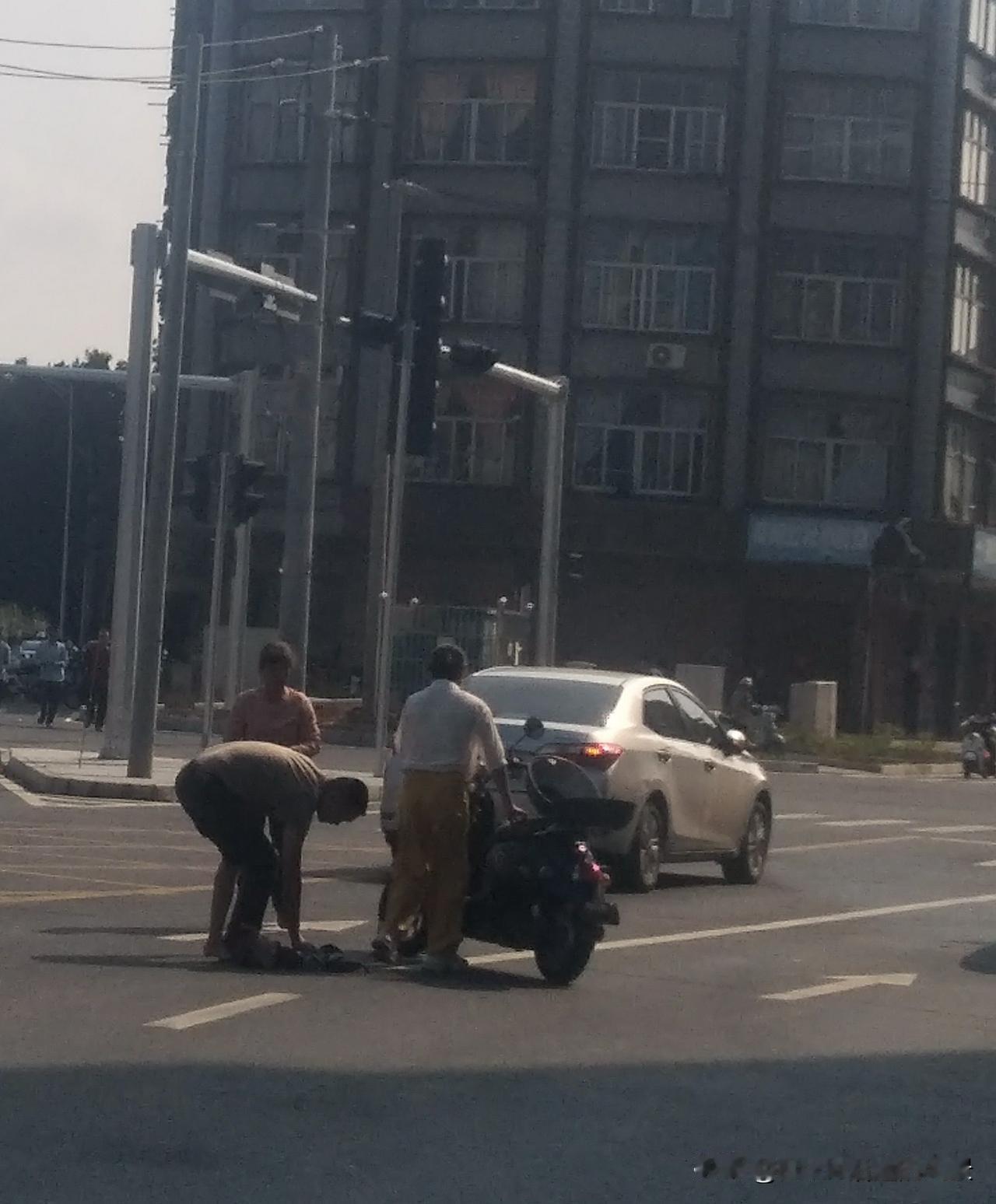“五一”一大早，小车剐蹭摩托车，摩托车车主摔在地上痛得“嗷嗷”喊，女司机淡定的下