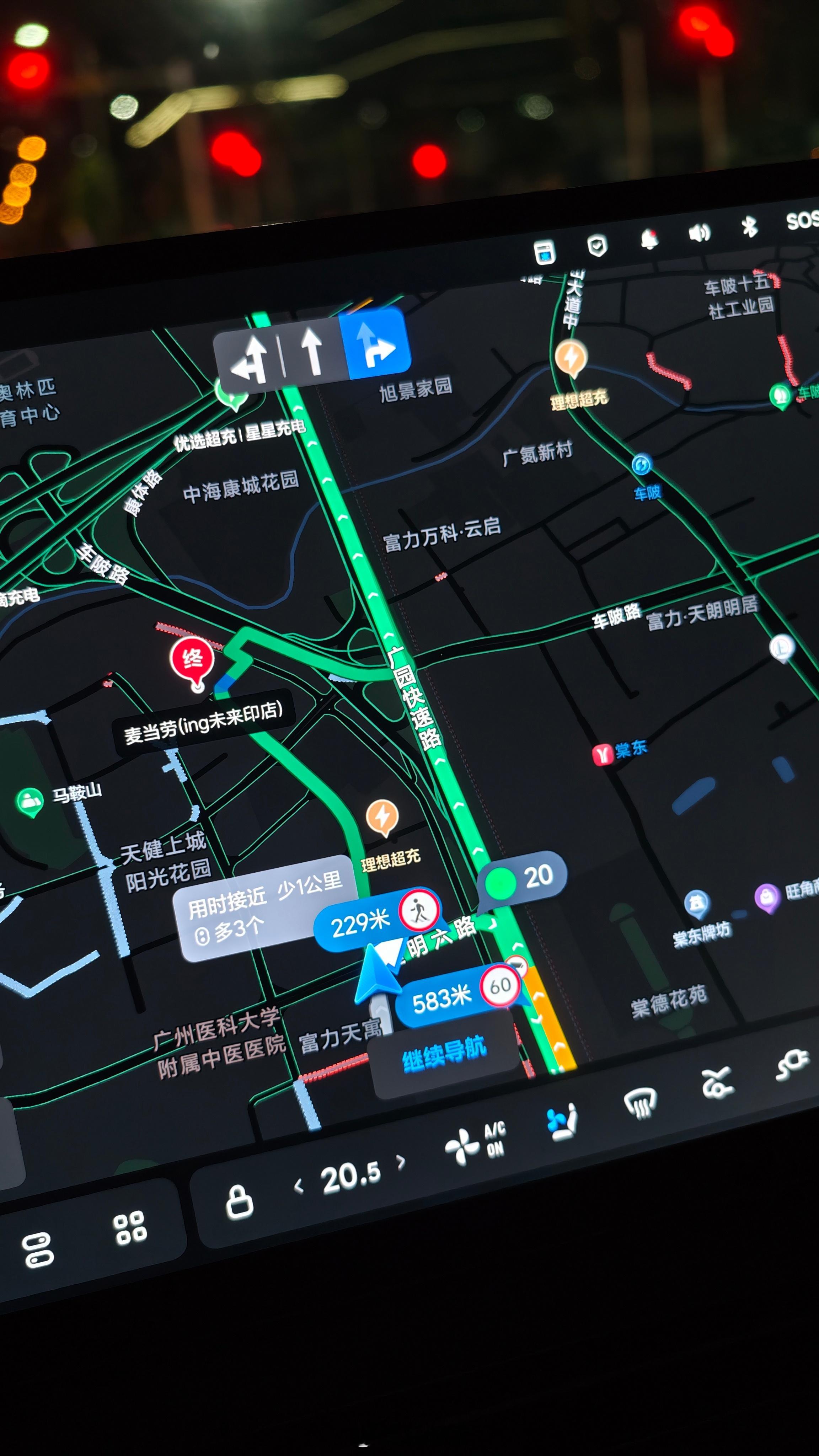 这两天在广州和深圳开车，有个感觉：理想超充站真的遍地都是。图一是附近的，就有好几