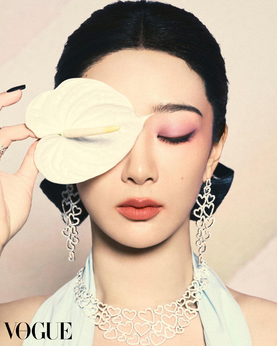 杨紫首张《Vogue》杂志封面，拍得真的不错！

这几天，杨紫算是影视时尚资源都