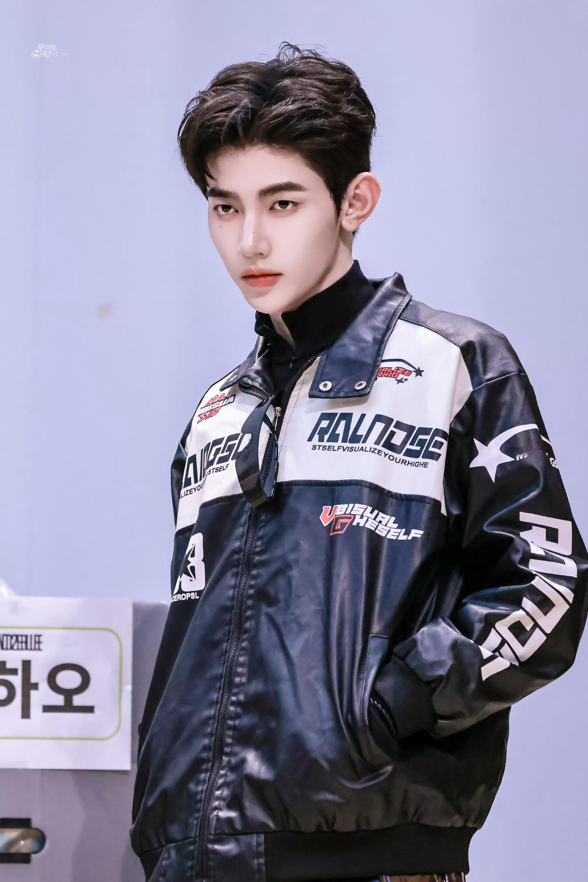 谁给章昊剪的头发章昊短发也超级帅呀。请多多关心章昊的舞台吧！
