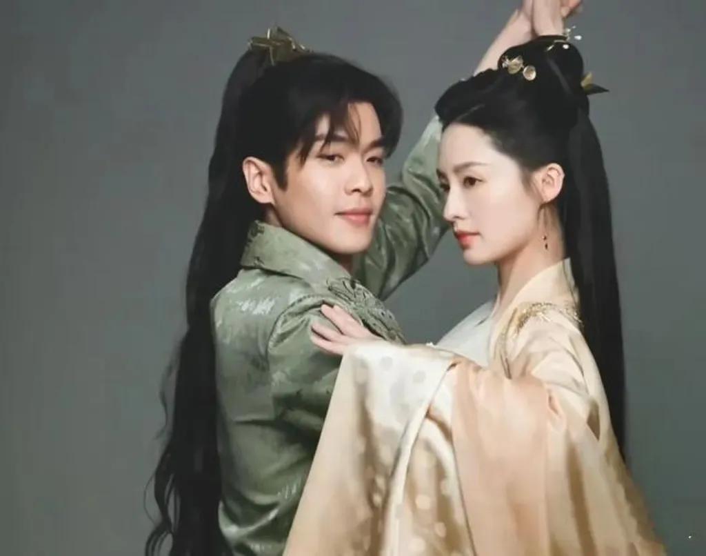 李现、张若昀、李沁在第32届金鹰奖颁奖典礼上同框。李现凭《去有风的地方》提名最佳