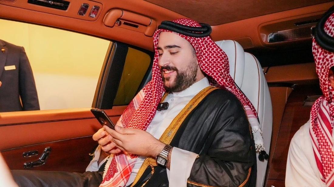 车主志愿者用细致服务连接起中外车迷，外国观众对国产科技赞不绝口，车展现场氛围超级