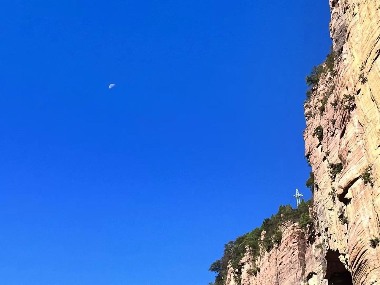 我们的心情流转，大概是因为所求不同。

晴天的时候，怀念阴天的好，是因为想要躲避