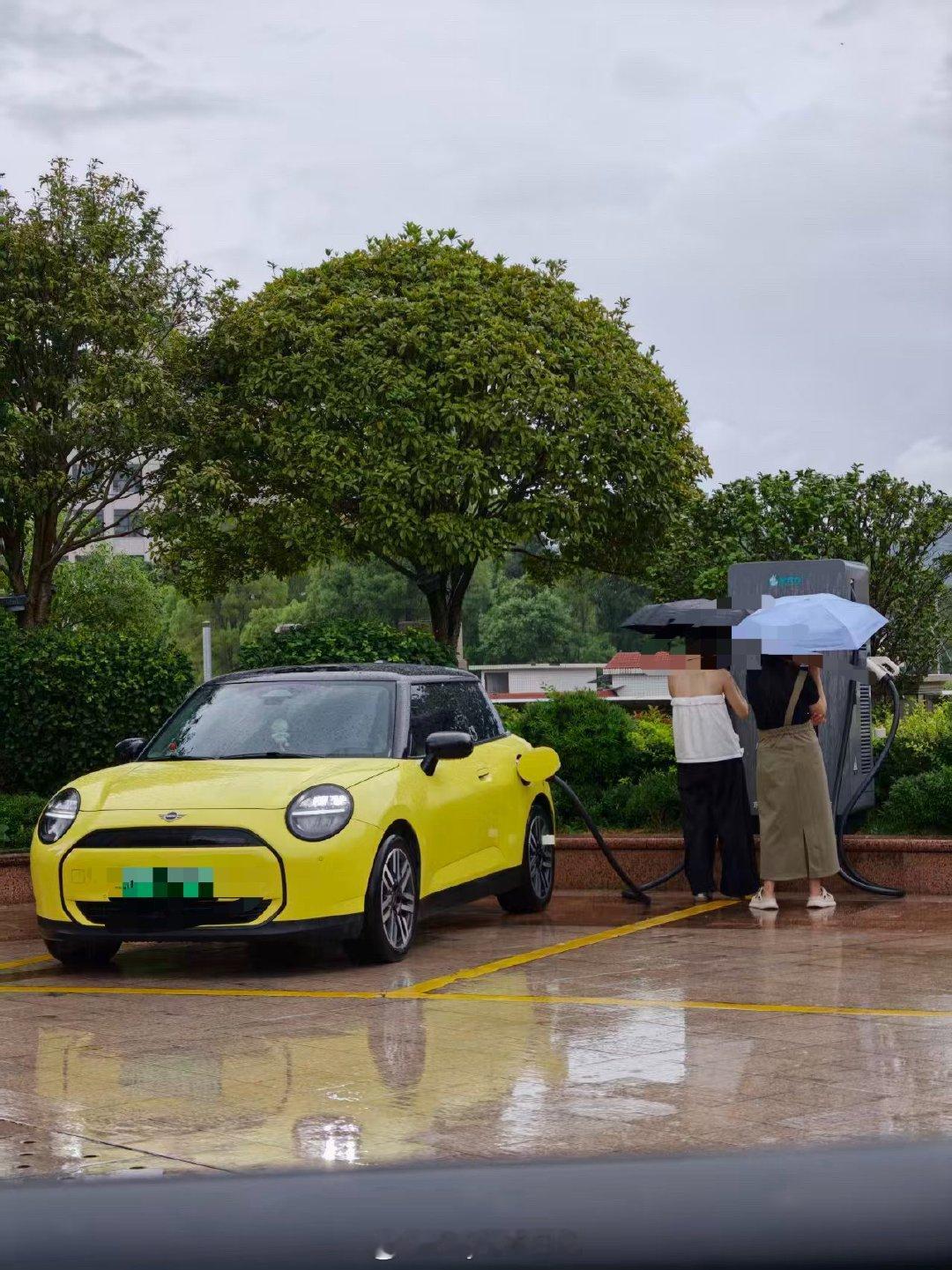 下雨天，充电确实体验不够优雅一起加电