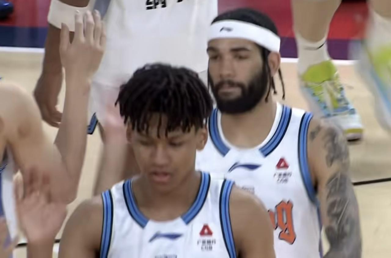 齐麟不打，李炎哲带伤出战，新疆队除了四个外援，其余基本上都是新疆队的青年队的成员