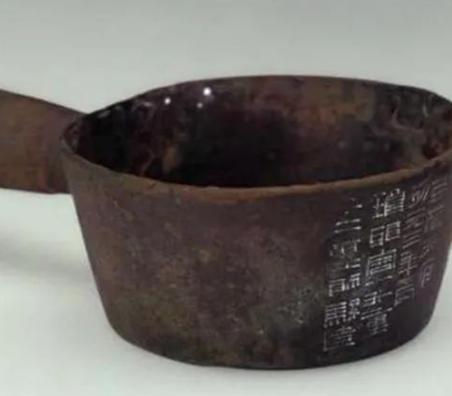 1964年，河北一位农民捡到了一只“铁水瓢”，谁知道用了15年之后，水瓢表面是越