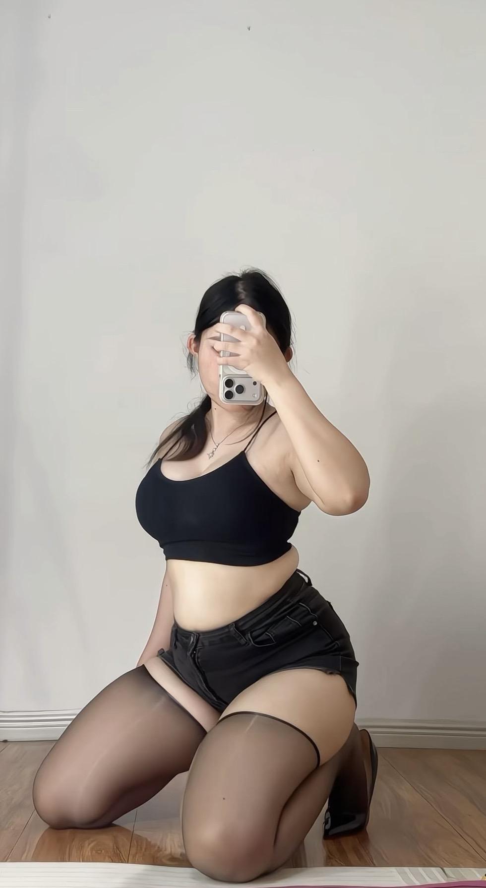 微胖女生懒人辣妹穿搭。