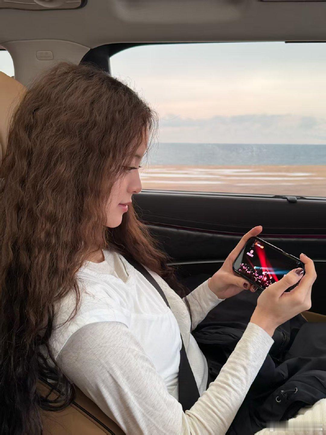 欧阳娜娜 老自看老己 声生不息 欧阳娜娜的温润声线太治愈！《轻轻》舞台的细腻感，