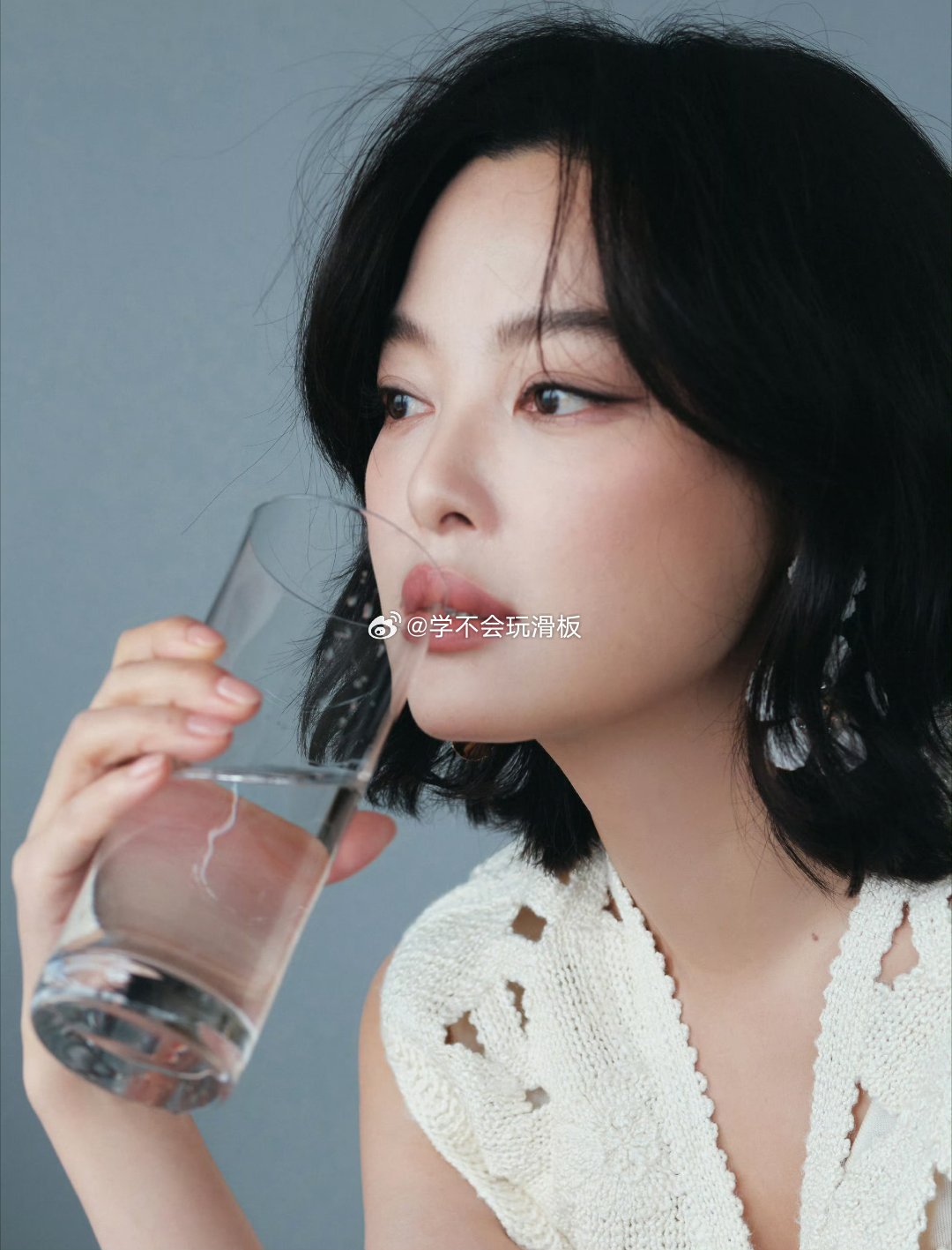 辛芷蕾溢出屏幕的生命力辛芷蕾ERDOS活动出图美得太有冲击力！身着质感羊绒套装，