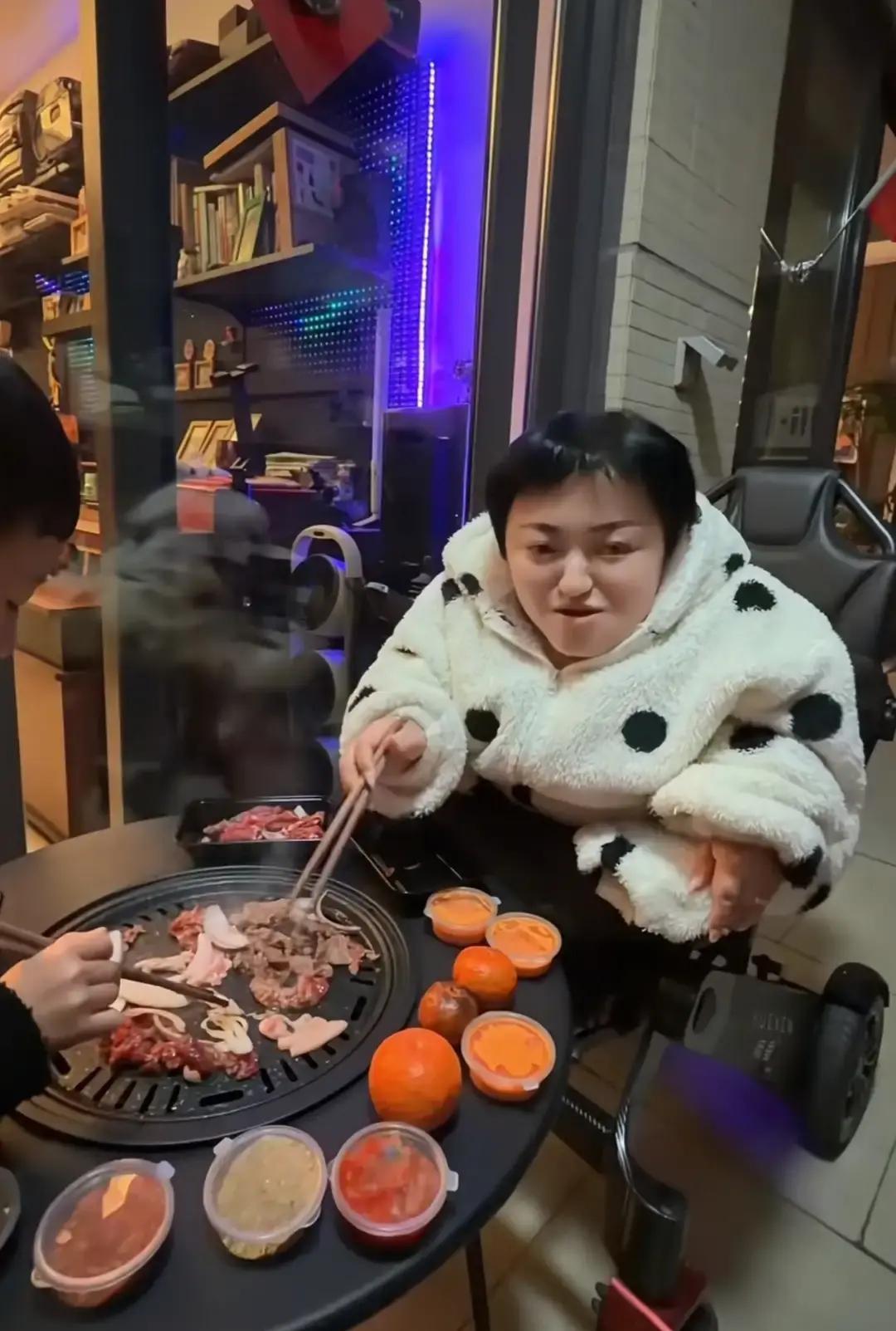 李喜梅新年第二天把轮椅直接开进高层新家，阳台烧烤炉一点火，肉香飘得比烟花还远。