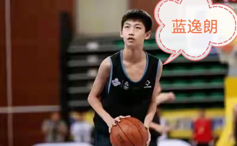 蓝逸朗：深圳男篮组织后卫接班人，好平台给你表演机会到了！
      蓝逸朗，2