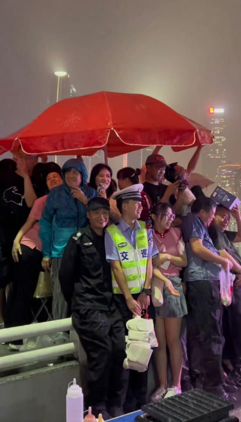 人民的视角与所谓文人艺术家的视角越发理解那十年是多么必要 ​​​