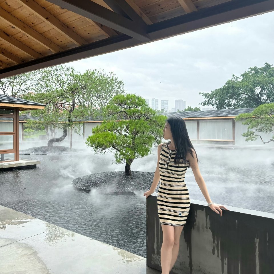 思慕社字母 多年后我们终于并排站着，中间却隔着一整个曾经。原来最遥远的距离，不是