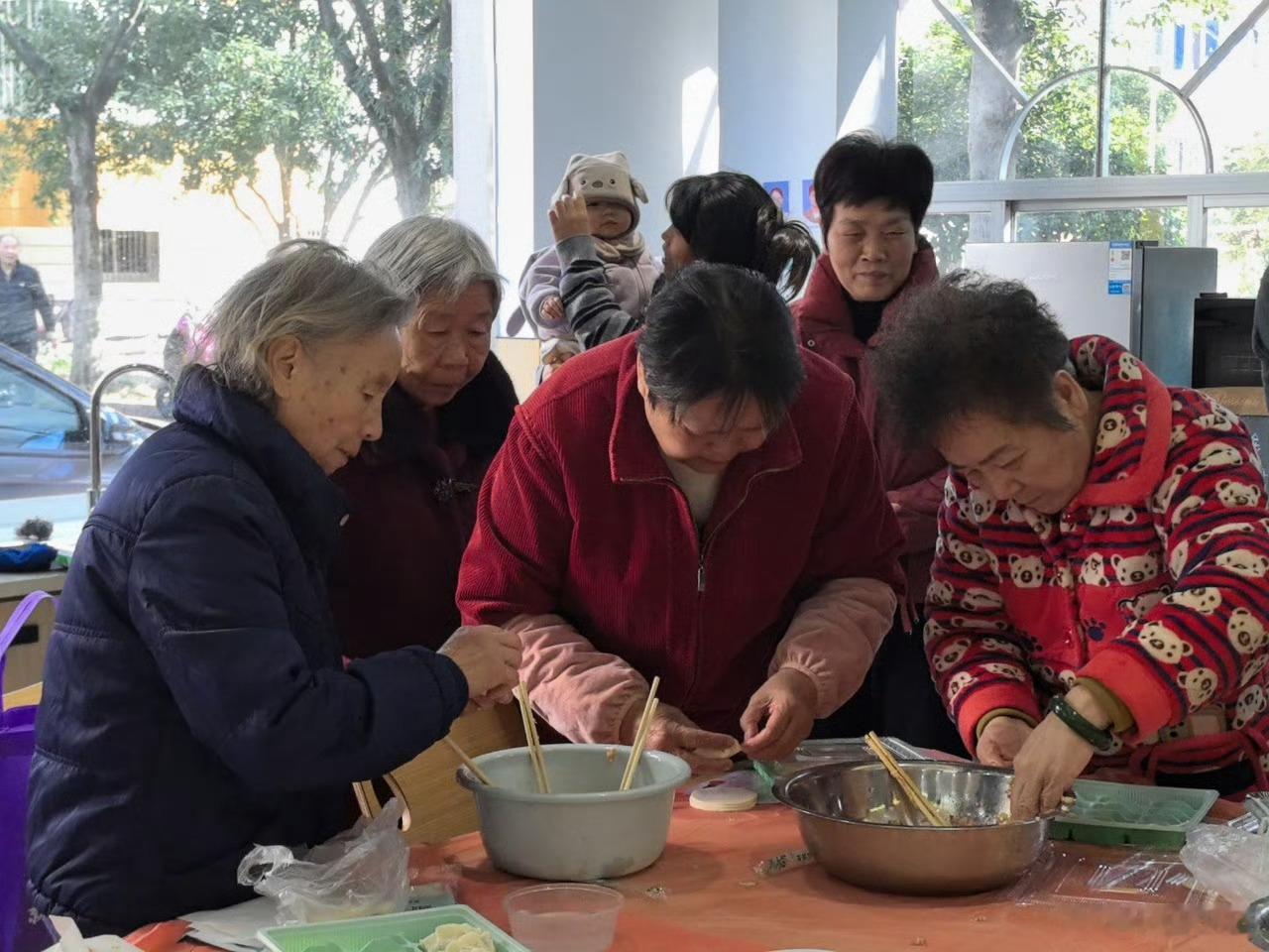 台州路桥冬至饺香串起邻里温情路桥银安小区邻里齐聚包饺子，800余只饺子裹满暖意，