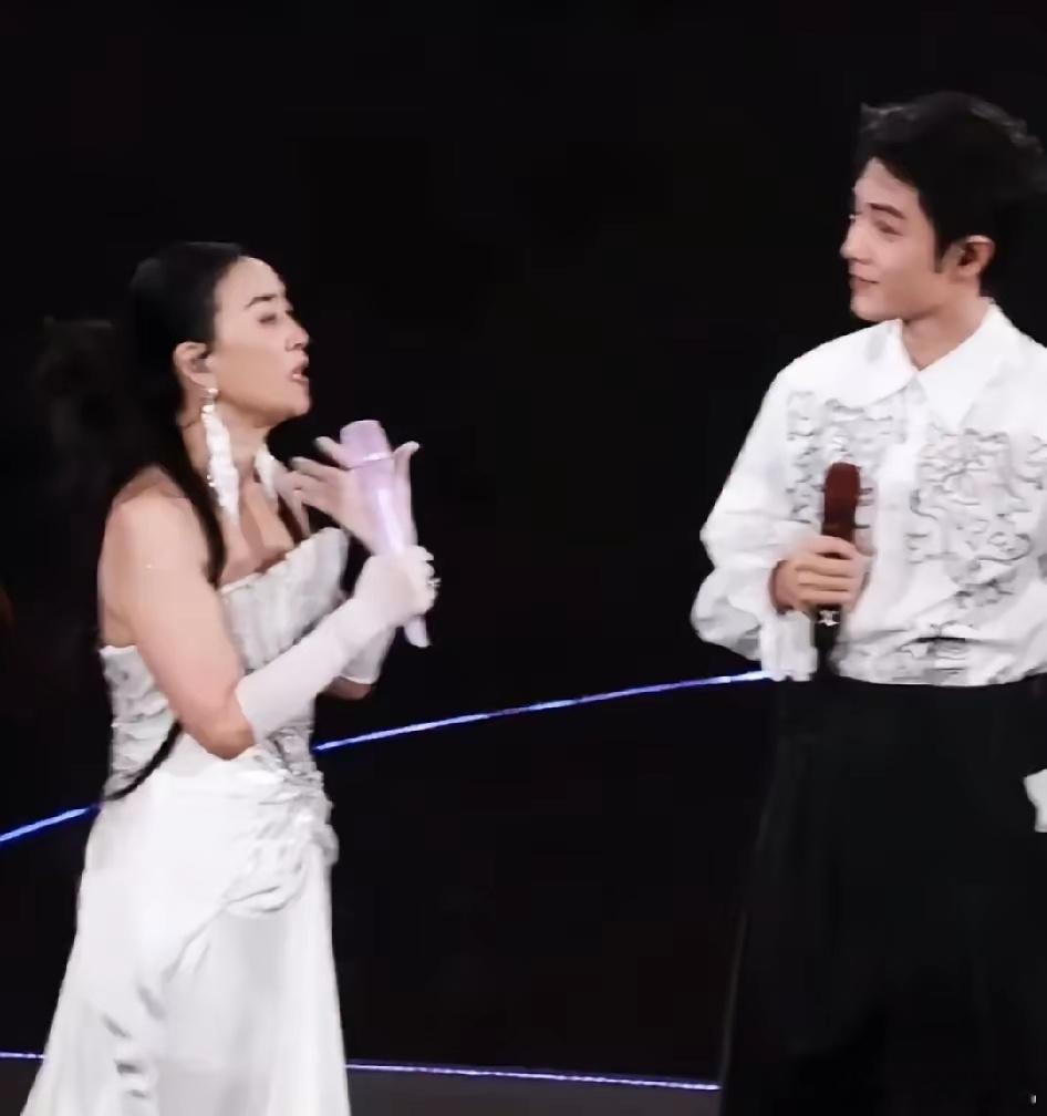 那英演唱会，肖战当嘉宾，花少团龚俊、张晚意、马思纯、李沁、张雅琪现身，王鸥、黄渤