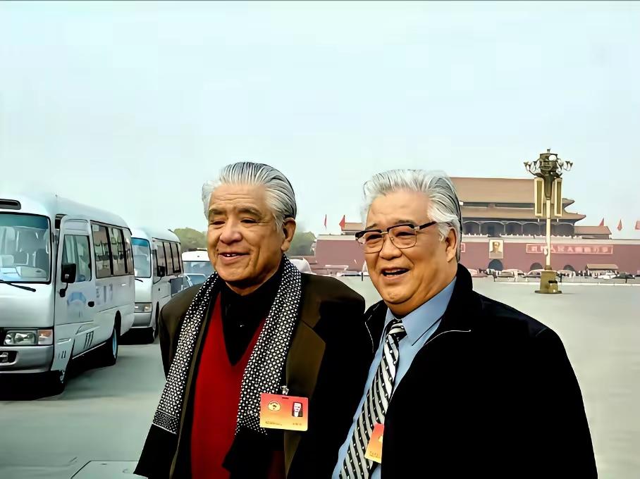 两位老艺术家，德高望重，一代人的记忆，估计能认全的，至少五十岁了！