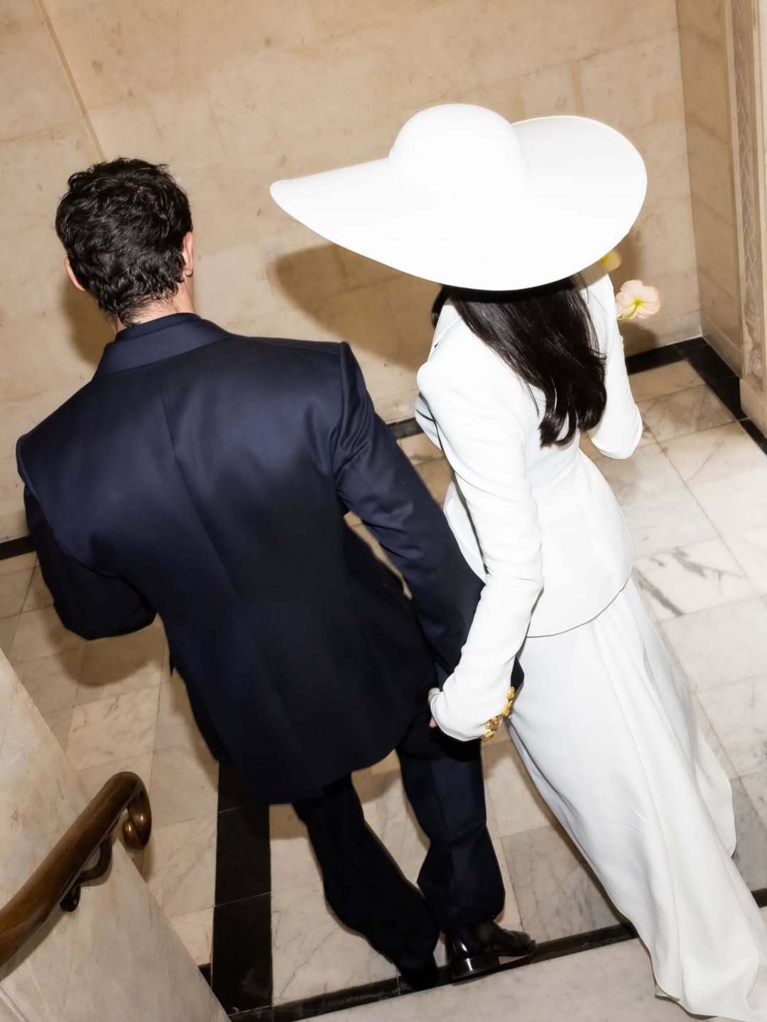 Dua Lipa 登记结婚造型，身穿Schiaparelli 高定特别定制，佩戴