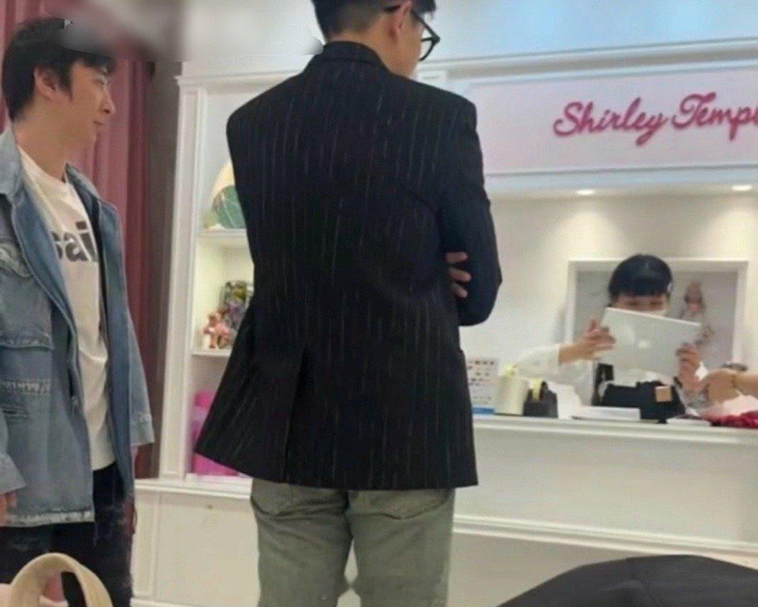 #王思聪 童装店#王思聪父亲节快乐，秦奋:唉，那个…王思聪:你给我闭嘴，王思聪只