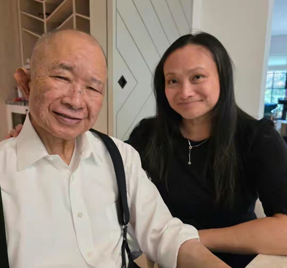 80岁吴宇森罕见晒全家福，大女儿未婚借精生女，夫妻当年全力支持 ​​​