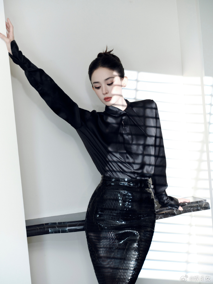 李昀锐古力娜扎活动同框 娜扎这身香芋紫露背长裙太好看啦🌟冷白皮+精致锁骨，身材