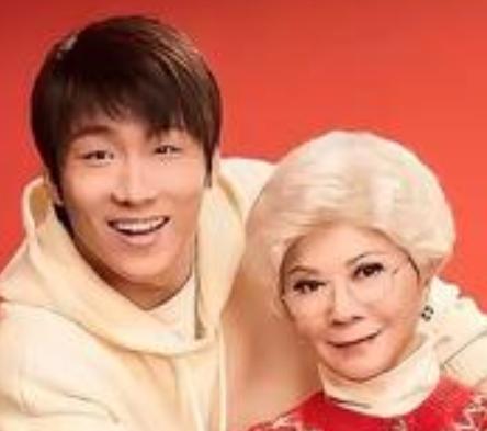 在2026年总台春晚舞台上，蔡明与王天放合作表演了小品《奶奶的最爱》。两人在创作