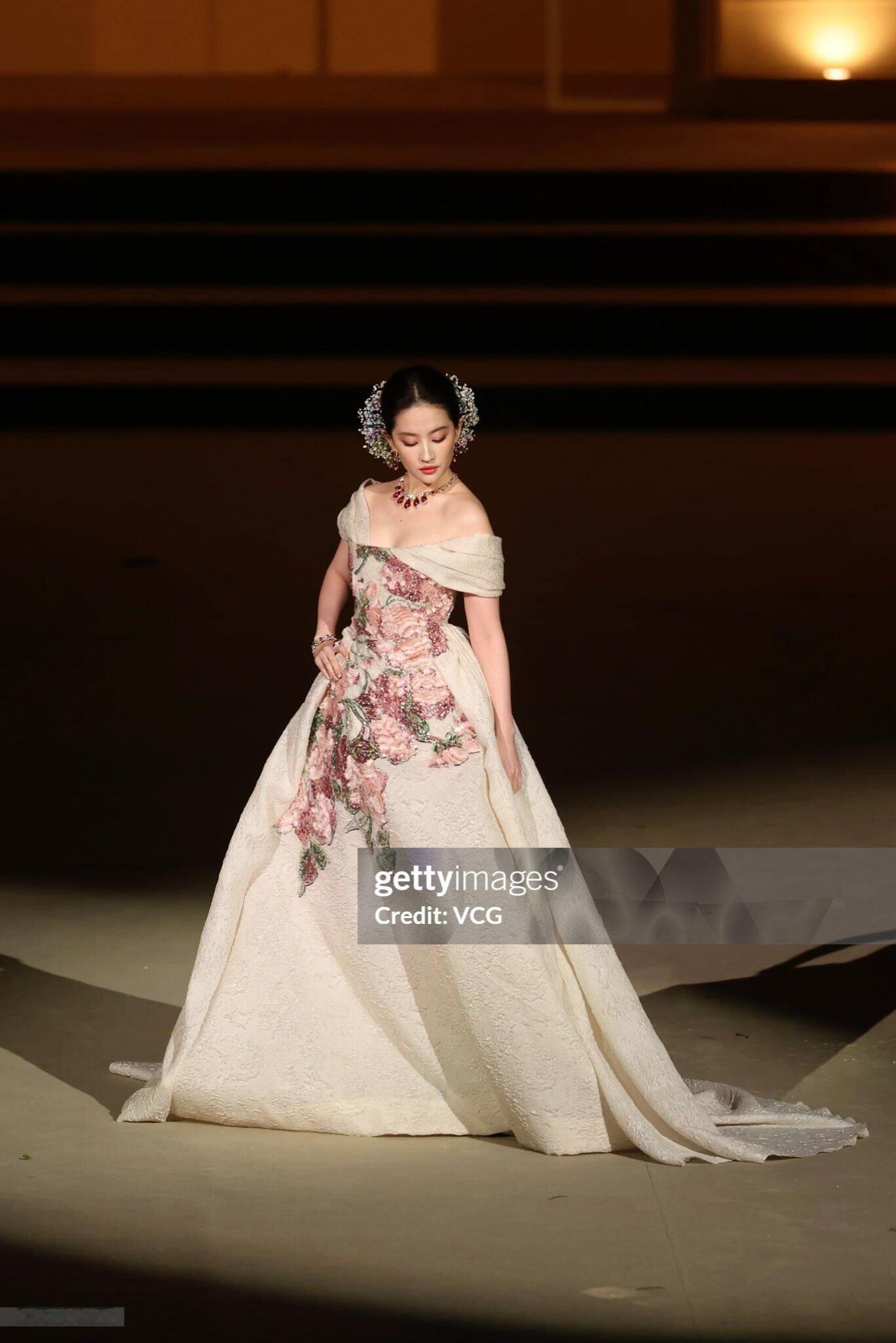 刘亦菲38岁生图，才发现她的下巴这么尖 