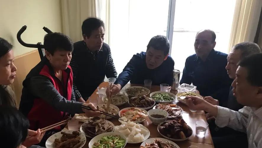 太得寸进尺了！我老家河南，在上海打拼20年，有车有房。邻居是上海本地人，周末我和