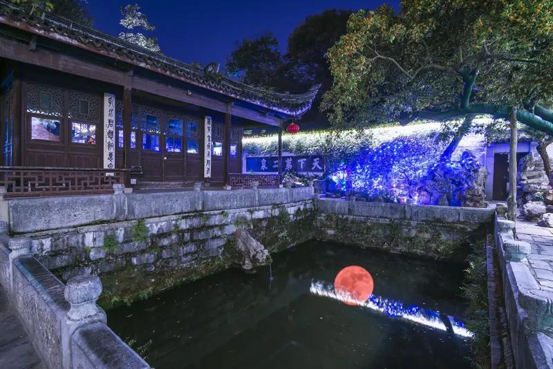 《小小无锡景》真是一首有魔力的歌。1979年它作为电影《二泉映月》插曲，由袁梦娅