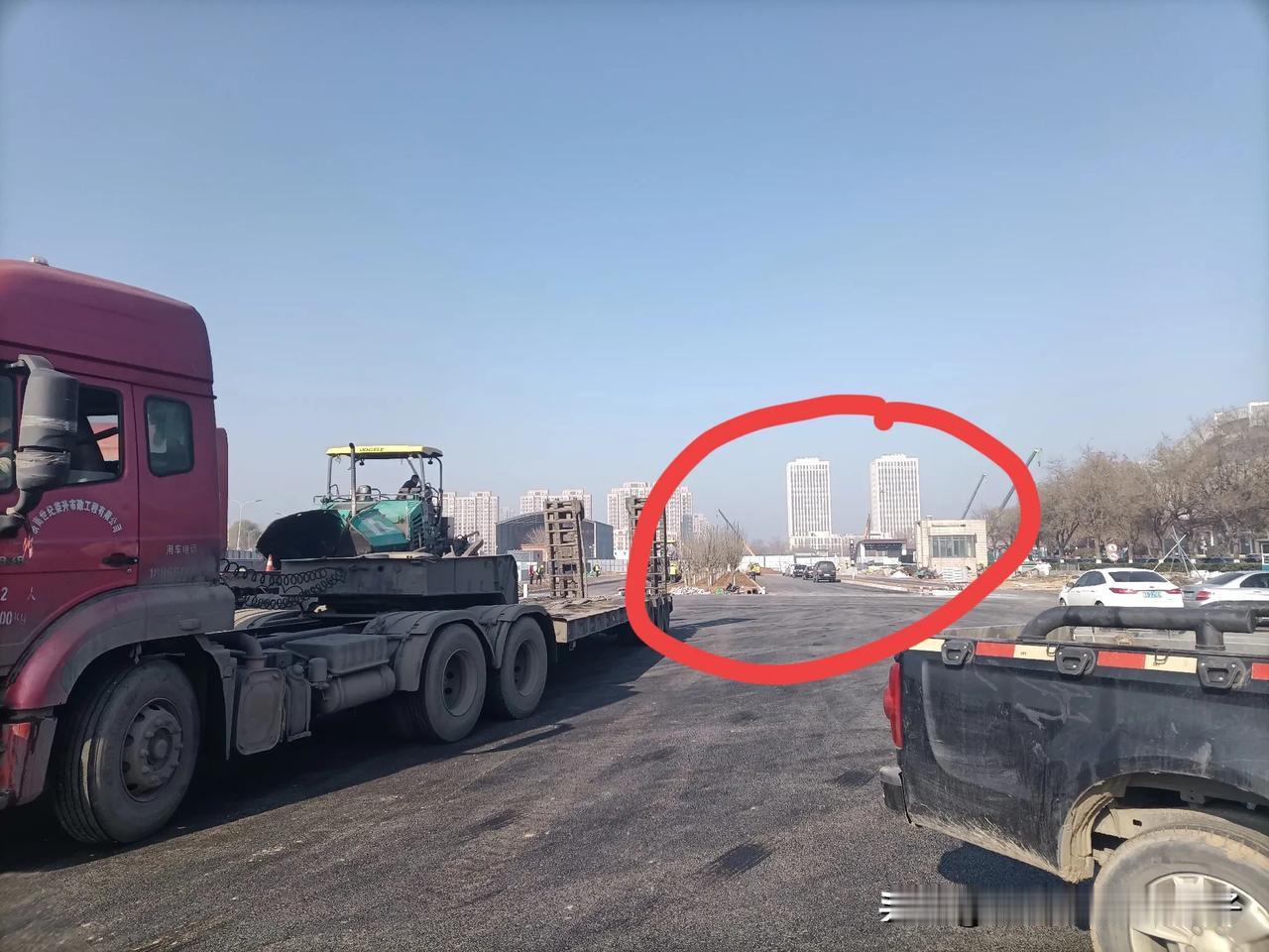 地铁4号线济南西站出入口之一～～

西站西侧顺安路已经部分撤掉围挡，并铺装完沥青