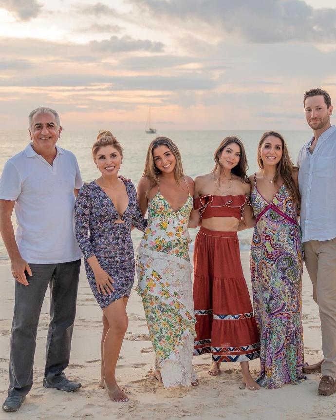 伊朗末代王储礼萨·巴列维带着巨额财富流亡，王室当真是因为奢靡才被推翻的吗？未必如