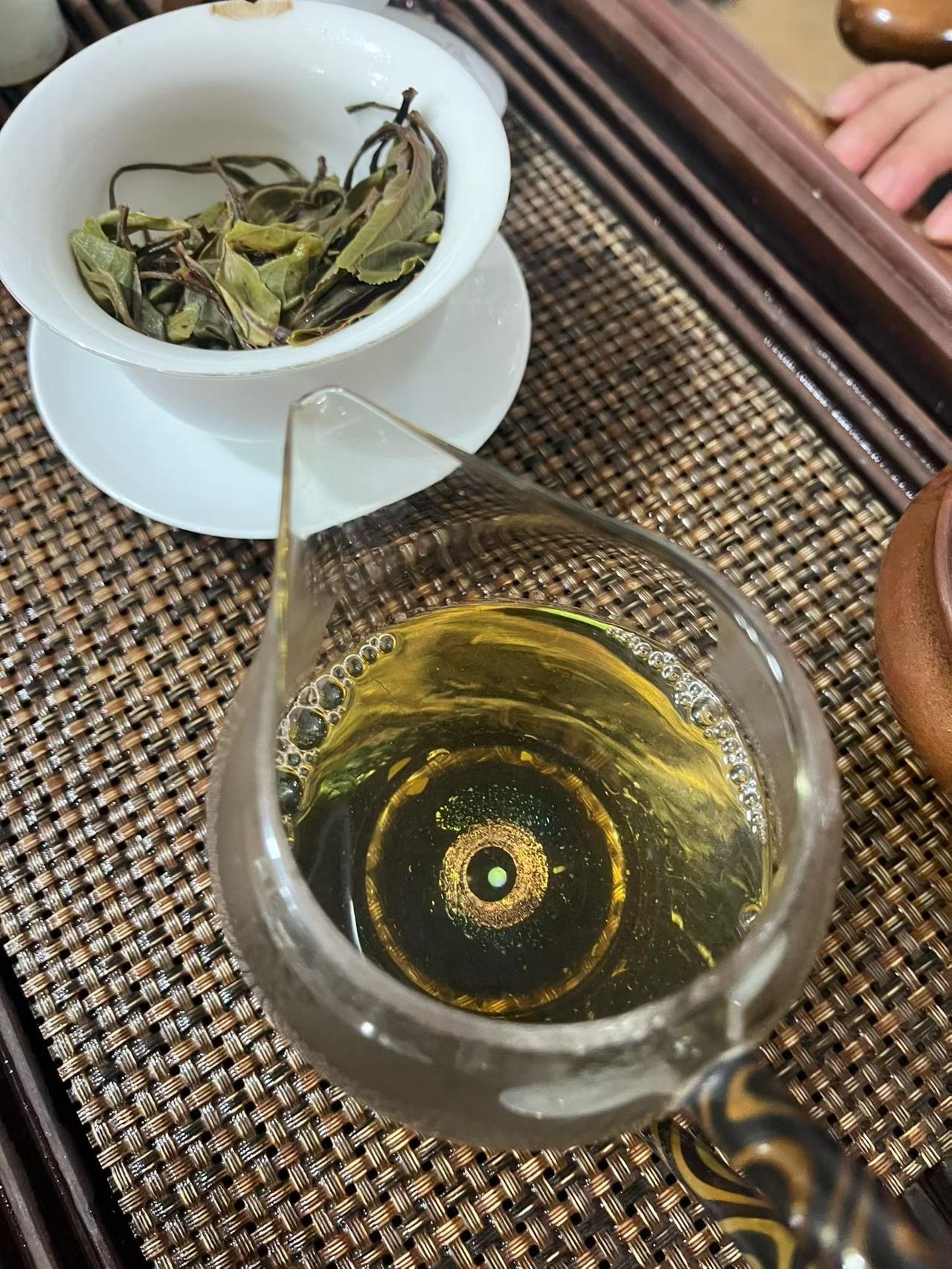 长期喝茶真的能排尿酸吗慢慢喝茶能静心，缓解压力、助于放松。茶叶里的茶多酚，对心血