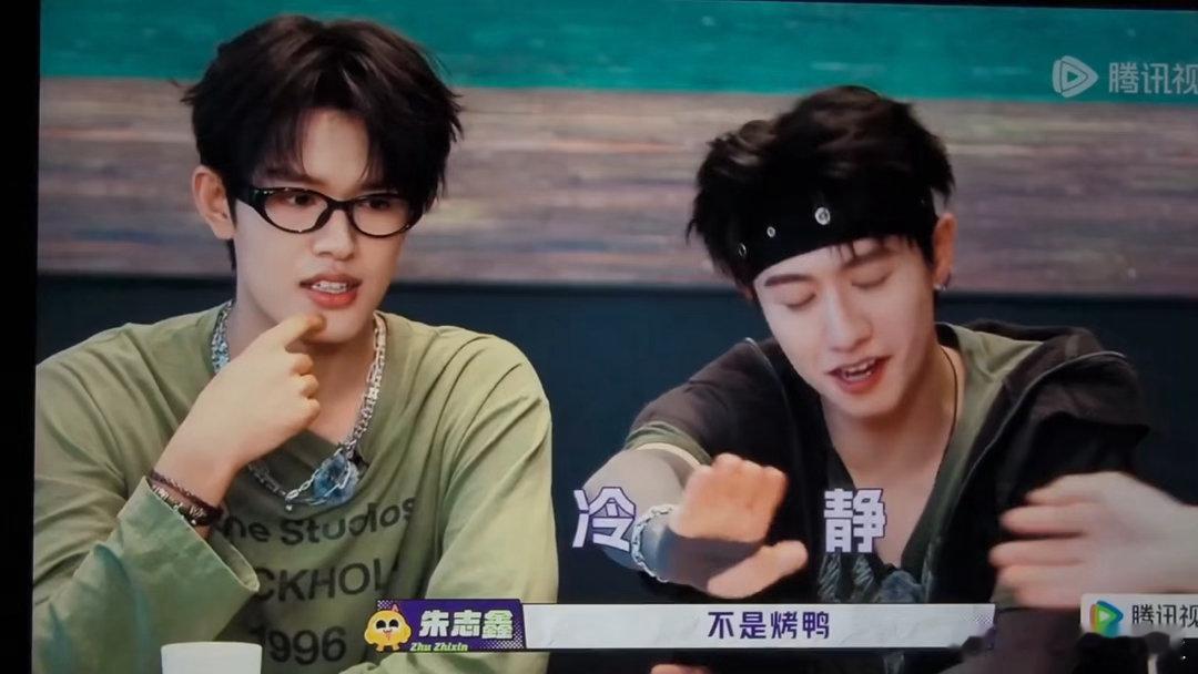 朱志鑫听到要撤烤鸭的反应朱志鑫对吃肉的执念得知烤鸭要被撤走，朱志鑫急忙摆手：不要
