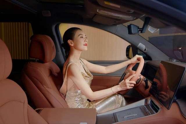 在腾势中心的玻璃幕墙前，2026款腾势N9的